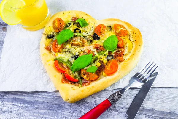 Вкусная пицца с сыром оливки мяса — стоковое фото