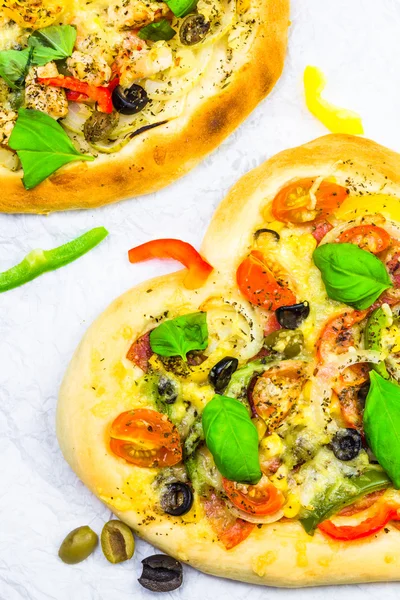 Närbild pizza ost kött grönsaker — Stockfoto