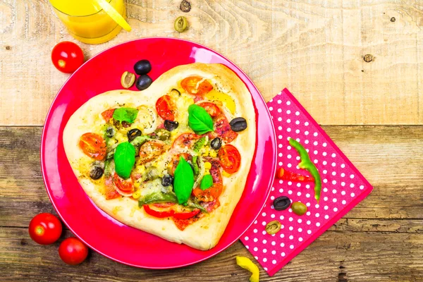 Délicieuse pizza italienne servie table en bois — Photo