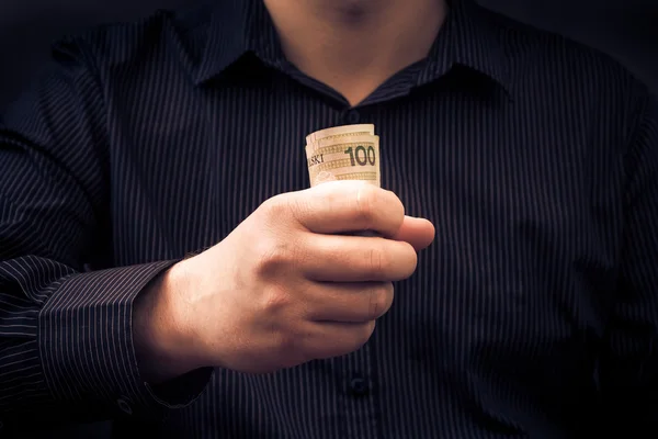 Mann hält Hände und poliert Geld — Stockfoto