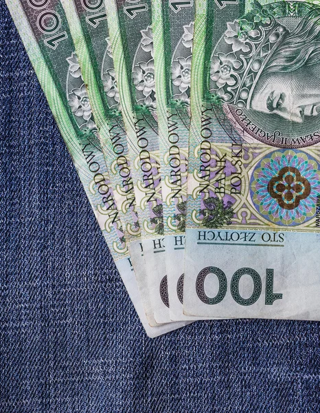 Diverse banconote polacche sparse blue jeans — Foto Stock