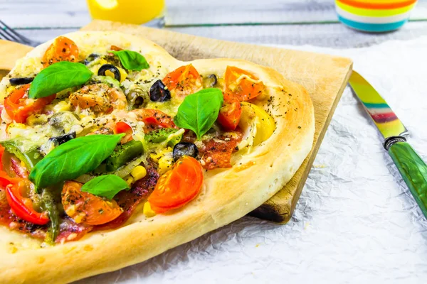 Lezzetli pizza peyniri et zeytin — Stok fotoğraf