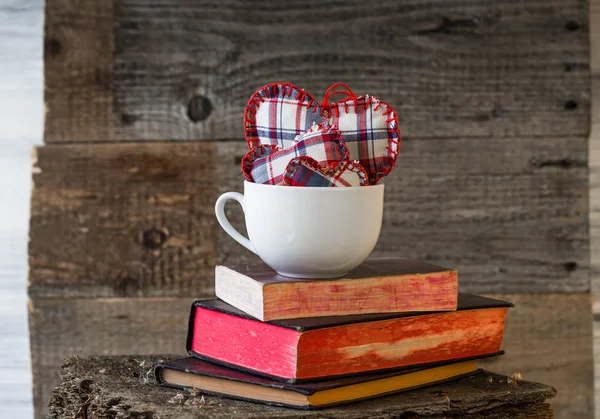 Tre cuori bordo bianco tazza libri — Foto Stock