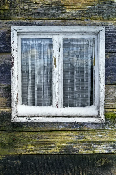 Schäbige Fenster hölzernen Hintergrund Winter — Stockfoto