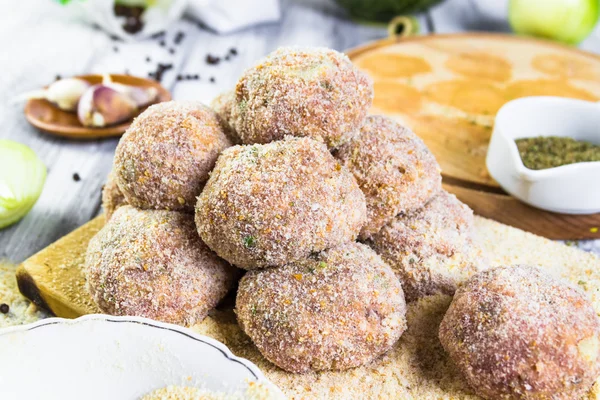 Primeros planos bolas de carne carne molida pan rallado —  Fotos de Stock