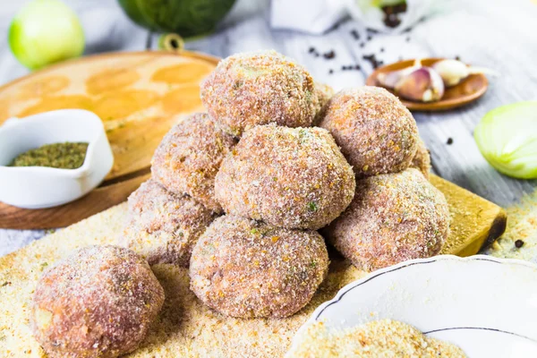 Primeros planos bolas de carne carne molida pan rallado —  Fotos de Stock