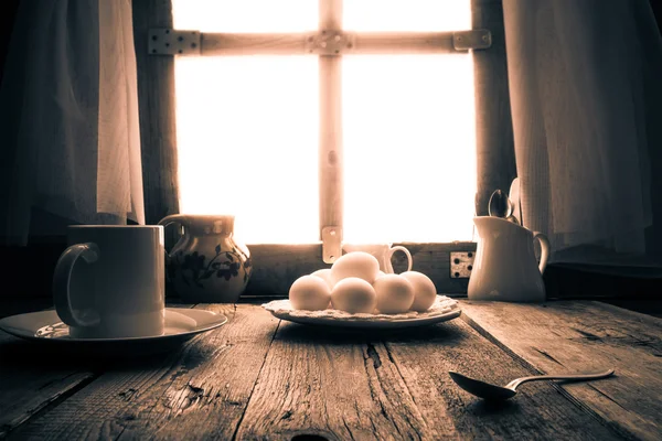 Ancienne table de cuisine chalet rural matin — Photo