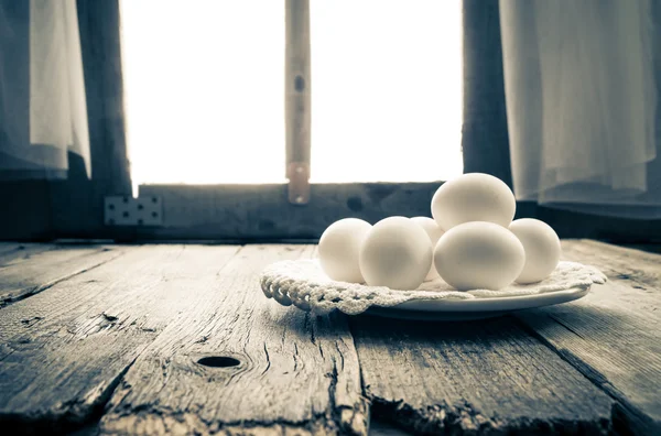 Antigua mesa de cocina cabaña rural huevo de la mañana — Foto de Stock