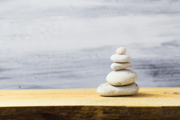 Zen taşlar ahşap tahta piramit — Stok fotoğraf