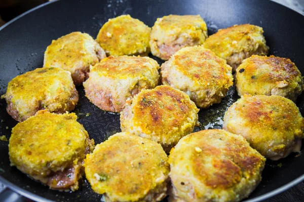 Establecer las chuletas de carne picada durante la fritura —  Fotos de Stock