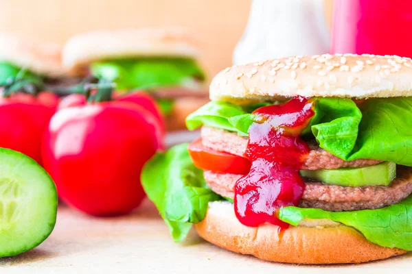 Nahaufnahme hausgemachter Hamburger mit frischem Gemüse — Stockfoto