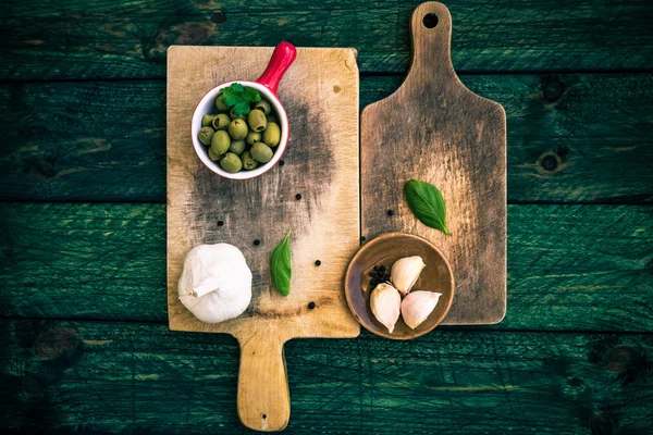 Snijden planken specerijen oude houten tafel — Stockfoto