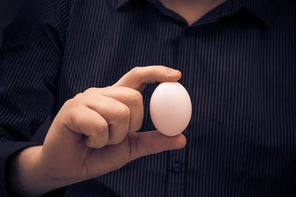 Gallina de huevo mano hombre — Foto de Stock