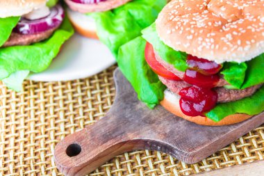 lezzetli hamburger ketçap doğrama tahtası