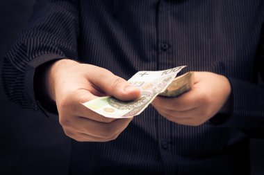 kişi belirli bir miktar para sayma