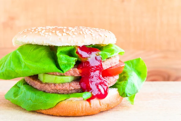 Chutný big cheesburger čerstvý salát okurka — Stock fotografie