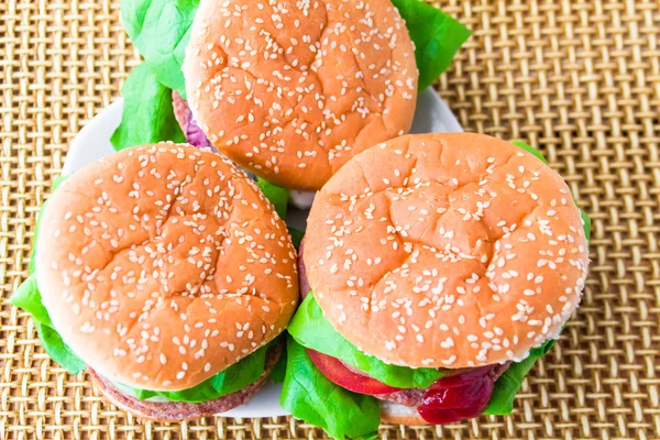 Nahaufnahme drei frische Burger — Stockfoto