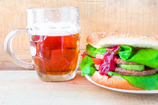 Вкусное пиво из говяжьего гамбургера — стоковое фото