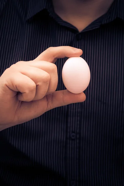 Hönan ägg handen man — Stockfoto