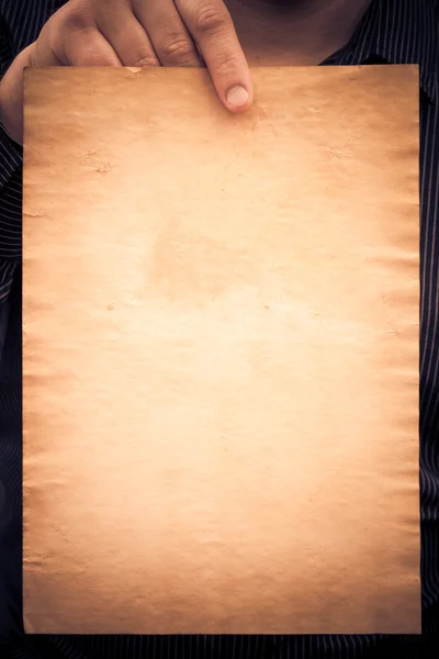 Старий листовий папір рук чоловіка — стокове фото