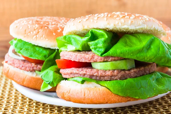 Zwei hausgemachte gegrillte Hamburger Holzmatten — Stockfoto