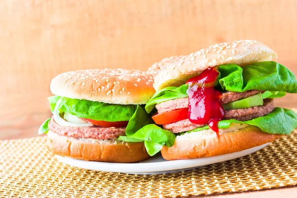 Leckere Hamburger frischer Salatketchup — Stockfoto