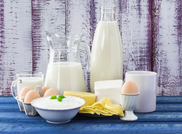 Leche productos lácteos fondo de madera — Foto de Stock