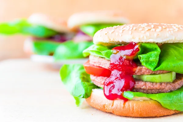 Nahaufnahme hausgemachter Hamburger mit frischem Gemüse — Stockfoto