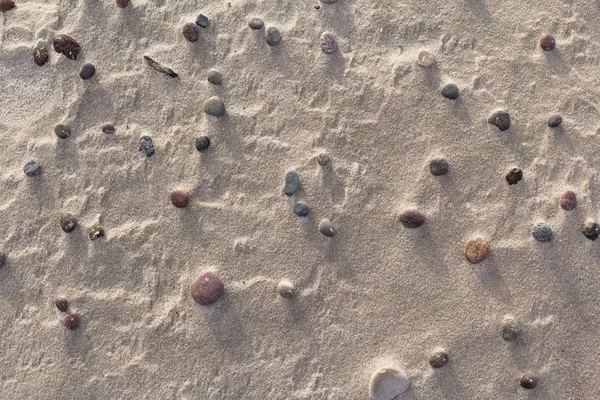 Closeup strand zand bedekt steentjes — Stockfoto