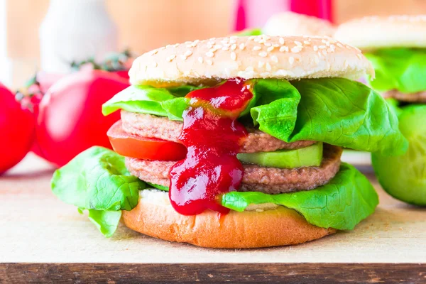 Chutný big cheesburger čerstvý salát okurka — Stock fotografie