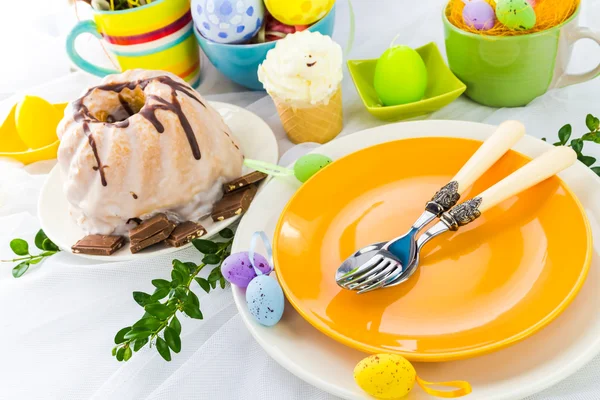 Easter table arrangement eggs sweets — Stock Photo, Image