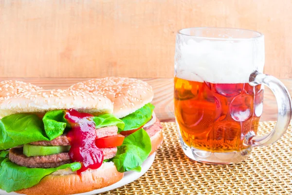 Domácí grilovaný hamburger vychlazené pivo — Stock fotografie