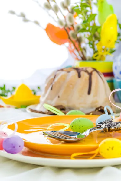 Servant des œufs de gâteau de table de Pâques — Photo