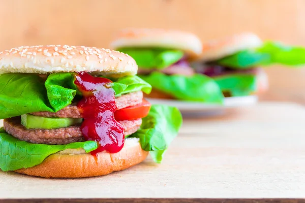 Chutných hamburgerů čerstvý salát kečup — Stock fotografie