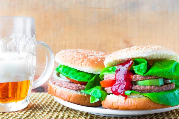 Zwei hausgemachte gegrillte Hamburger mit kaltem Bier — Stockfoto