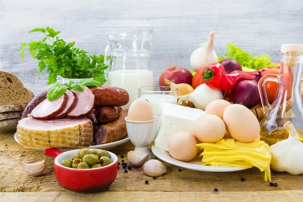 Sammansättning livsmedelsbutiker produkter mejeriprodukter grönsaker frukt kött — Stockfoto