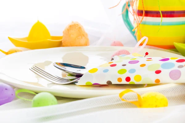 Ruokailuvälineet kääritty lautasliina pääsiäispöytä — kuvapankkivalokuva