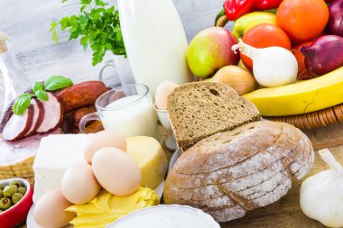 çeşitli gıda süt ürünleri et ekmek