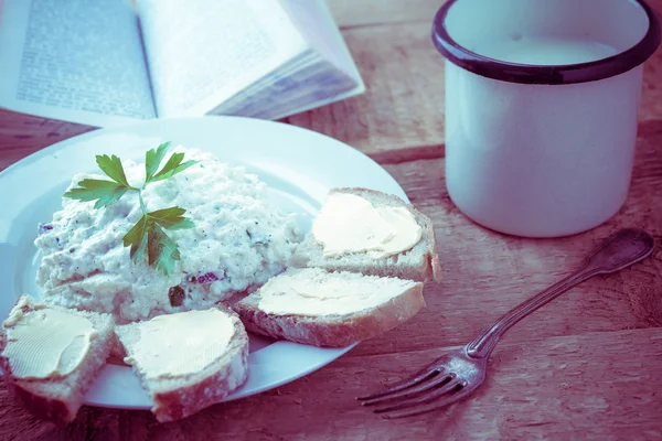 Delicioso livro de pequeno-almoço cozinha mesa vintage — Fotografia de Stock