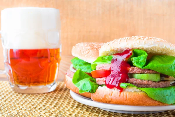 Hausgemachtes gegrilltes Hamburger kaltes Bier — Stockfoto