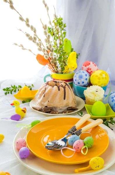 Servant des œufs de gâteau de table de Pâques — Photo