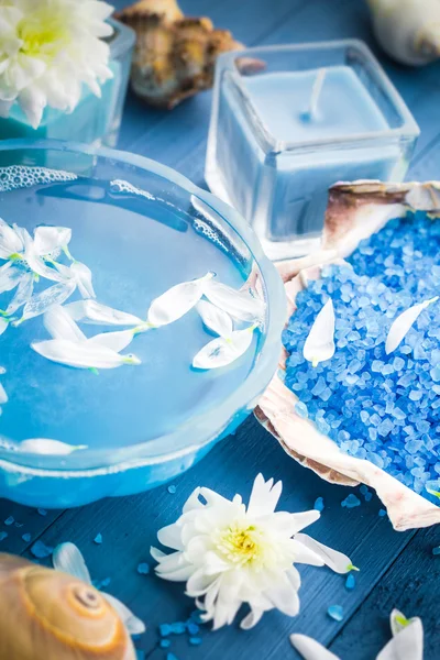 Wellness-Zusammensetzung Wasser Badesalzschalen Blumen — Stockfoto