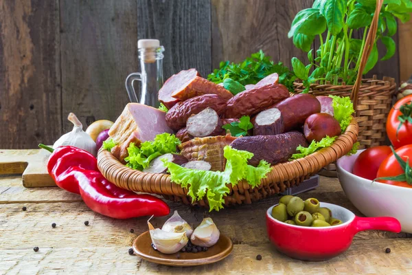 品揃えの肉ソーセージ ベーコン野菜 — ストック写真