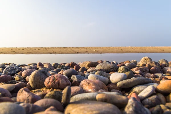 Baltic plaja pietre albastru cer — Fotografie, imagine de stoc