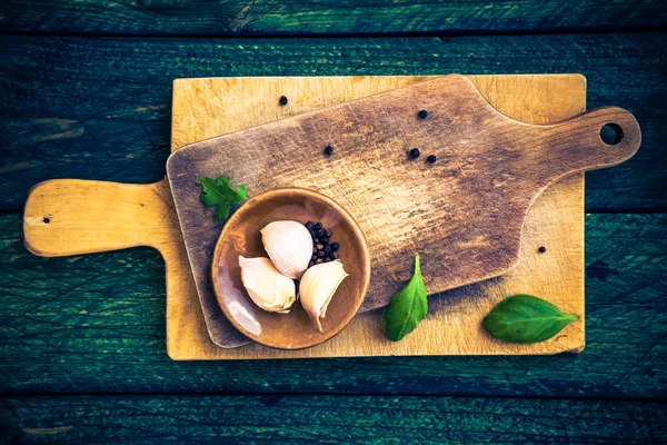 Snijden planken specerijen houten tafel — Stockfoto