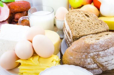 çeşitli gıda süt ürünleri et ekmek