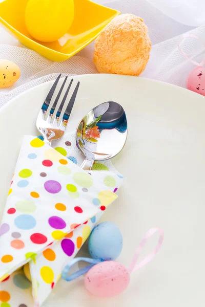 Ostern Tischdekoration Serviette mit Silberbesteck umwickelt — Stockfoto