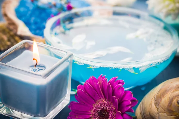 Elementos spa relajación incluyendo velas baño de sal de agua —  Fotos de Stock