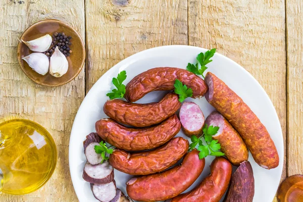 Assiette pleine diverses espèces de saucisses — Photo