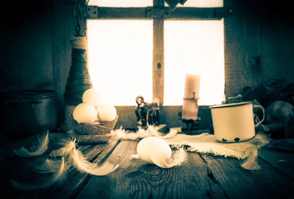 Arrangement de Pâques Vintage oeufs blancs plumes — Photo